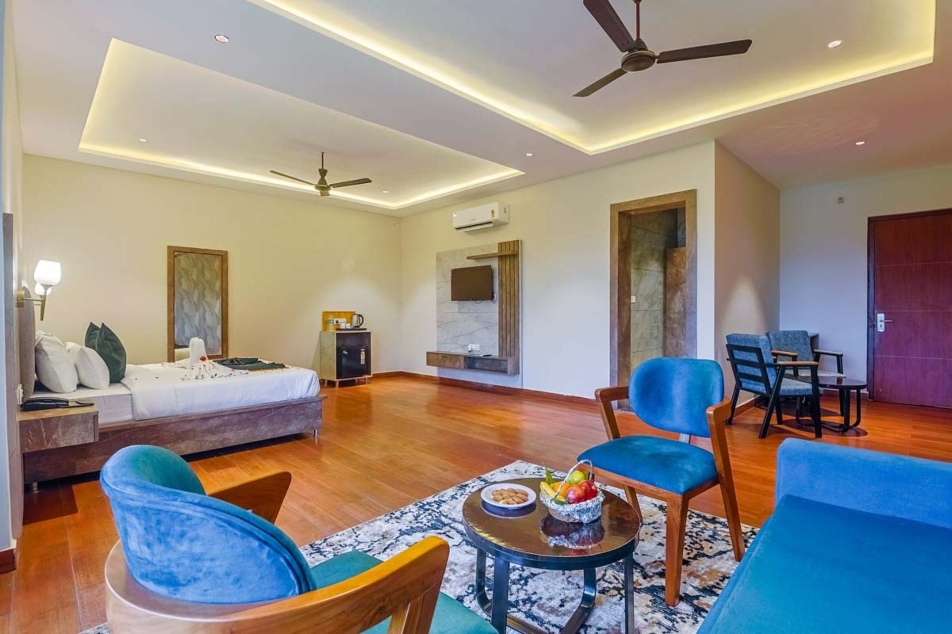 Honeymoon Suite with Jacuzzi and balcony view at Hill Turn Corbett